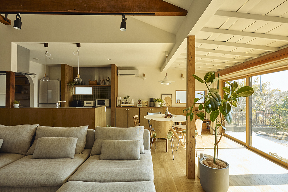 光と回遊動線で家族がつながるコの字型平屋リノベーション|群馬県安中市