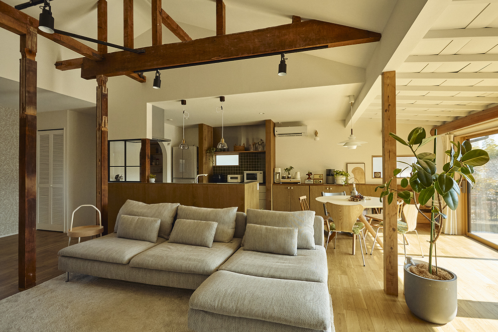 光と回遊動線で家族がつながるコの字型平屋リノベーション|群馬県安中市