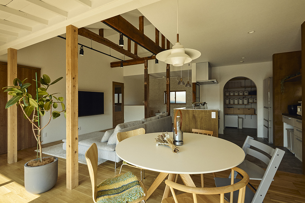 光と回遊動線で家族がつながるコの字型平屋リノベーション|群馬県安中市