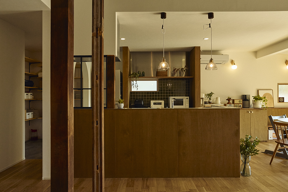 光と回遊動線で家族がつながるコの字型平屋リノベーション|群馬県安中市