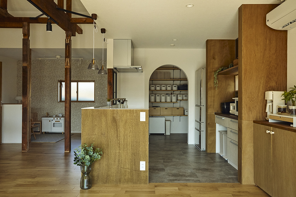 光と回遊動線で家族がつながるコの字型平屋リノベーション|群馬県安中市