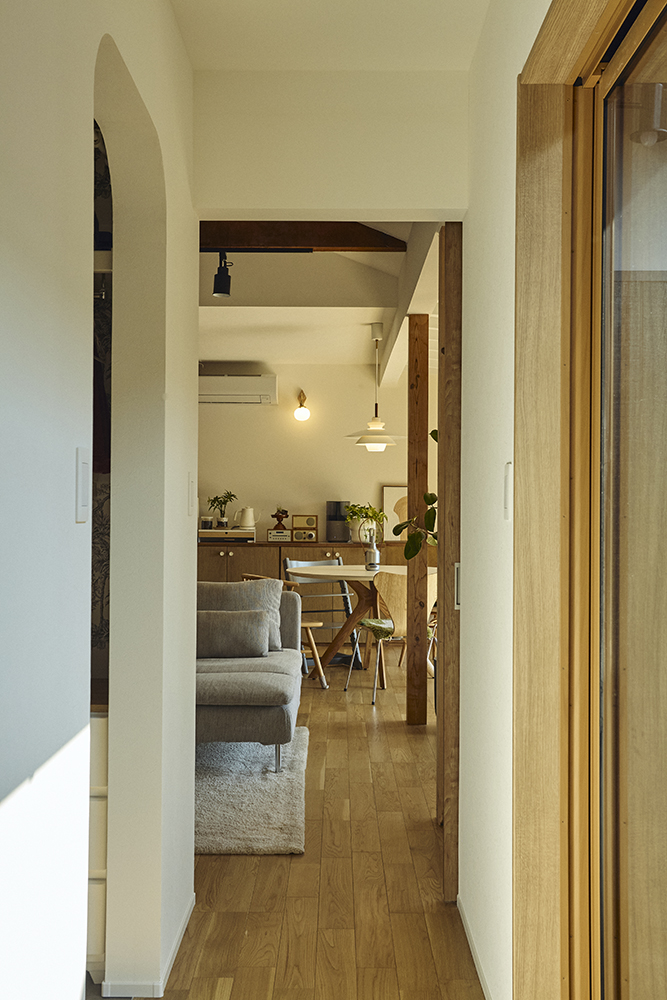 光と回遊動線で家族がつながるコの字型平屋リノベーション|群馬県安中市