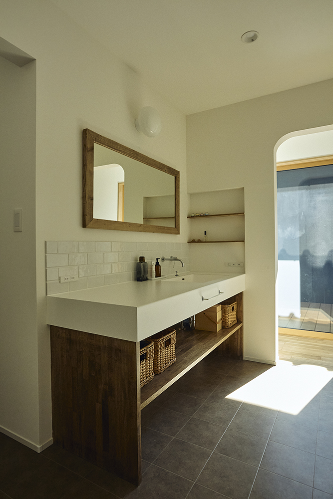 光と回遊動線で家族がつながるコの字型平屋リノベーション|群馬県安中市