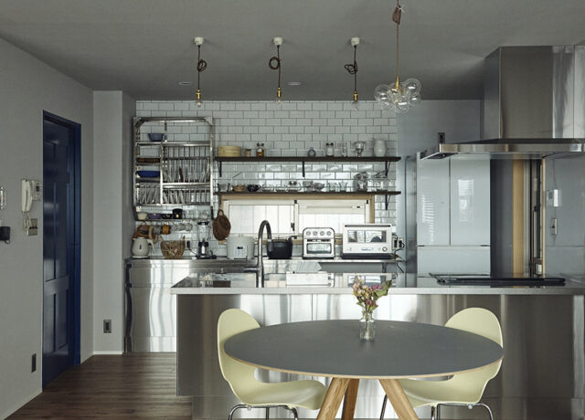 ステンレスと木の素材感が映える、愛犬と心地よく暮らすインダストリアルリノベ