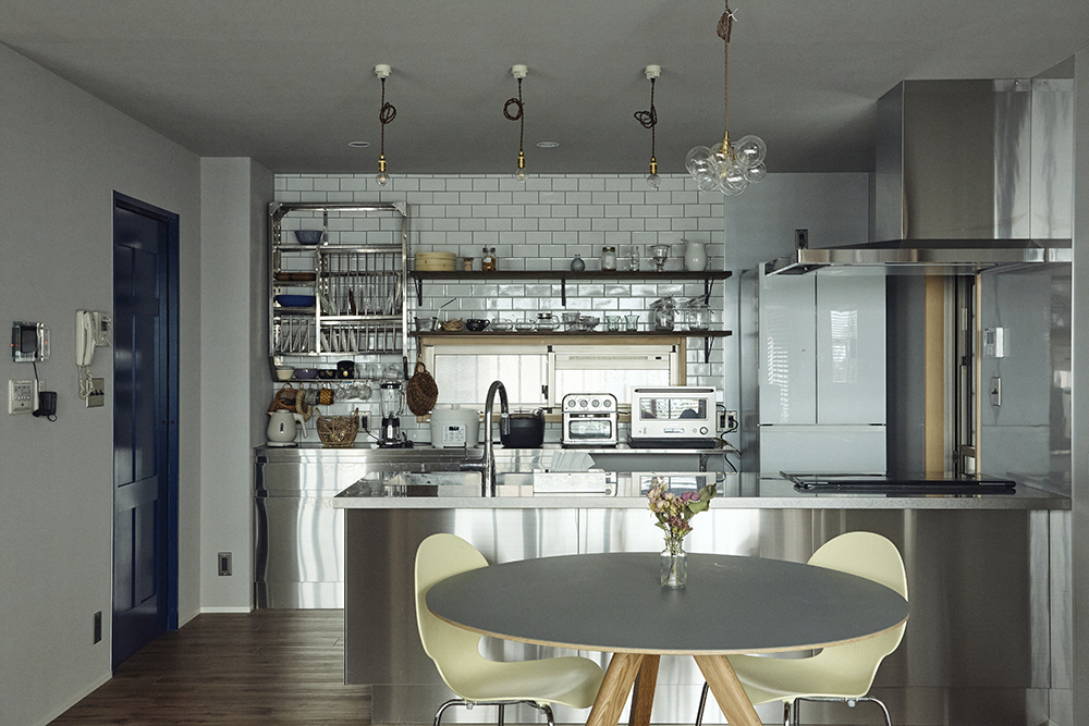 ステンレスと木の素材感が映える、愛犬と心地よく暮らすインダストリアルリノベ