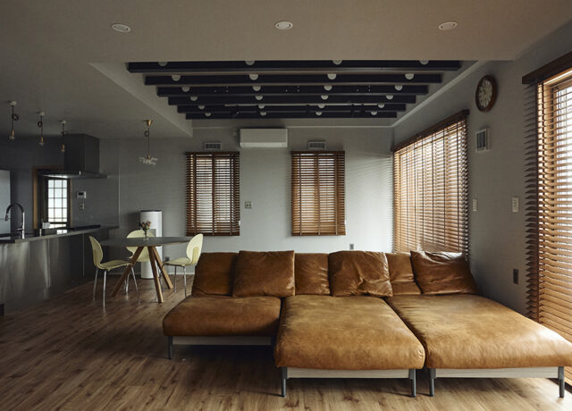 キッチン前の壁をなくしたことで、リビングや庭まで見渡せるようになった点がとても気に入っています。