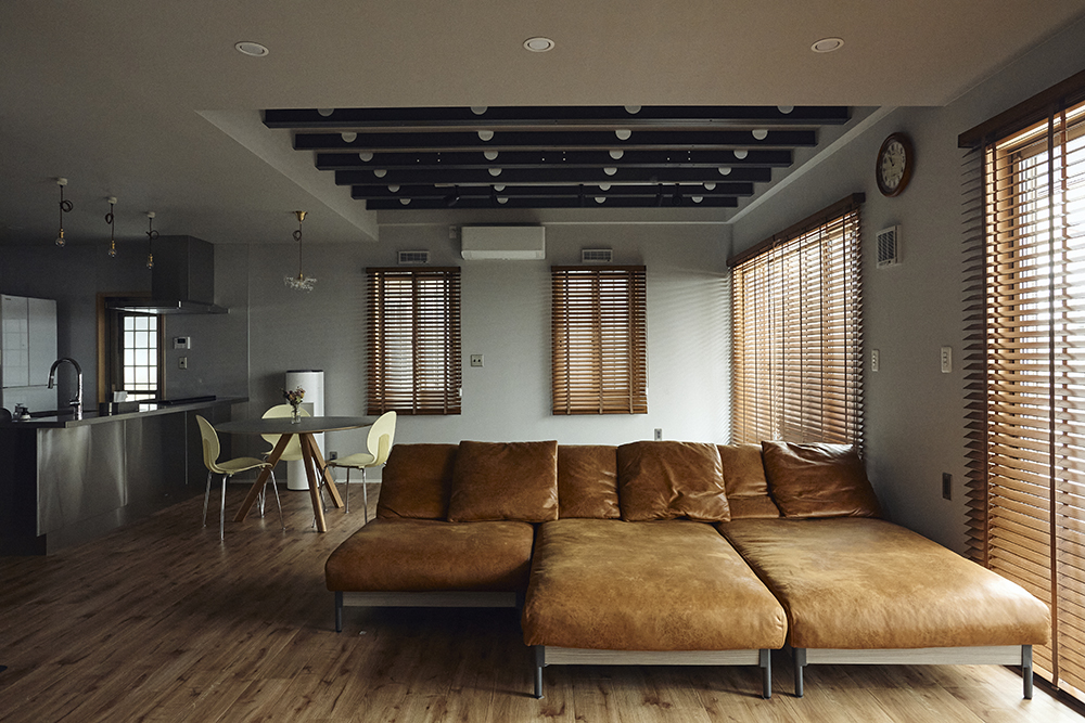 キッチン前の壁をなくしたことで、リビングや庭まで見渡せるようになった点がとても気に入っています。