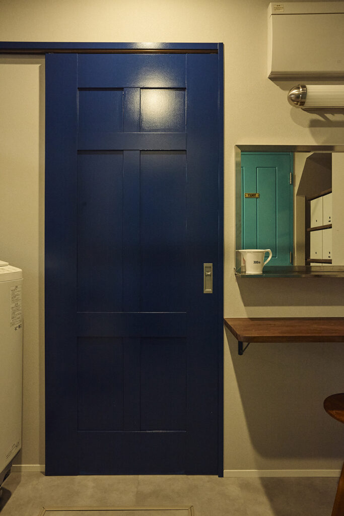 ステンレスと木の素材感が映える、愛犬と心地よく暮らすインダストリアルリノベ