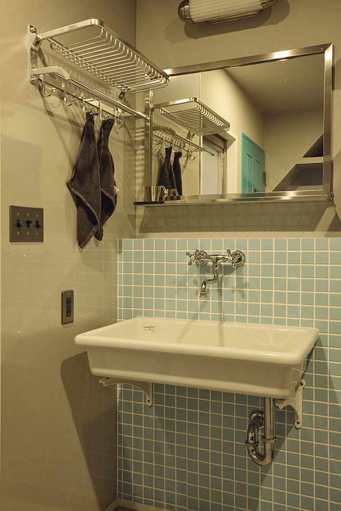 ステンレスと木の素材感が映える、愛犬と心地よく暮らすインダストリアルリノベ