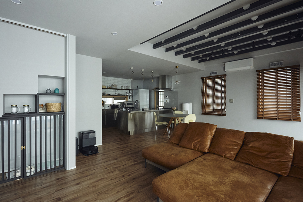 キッチン前の壁をなくしたことで、リビングや庭まで見渡せるようになった点がとても気に入っています。