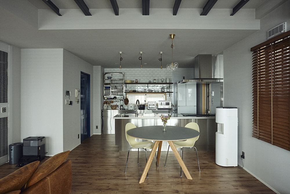 キッチン前の壁をなくしたことで、リビングや庭まで見渡せるようになった点がとても気に入っています。