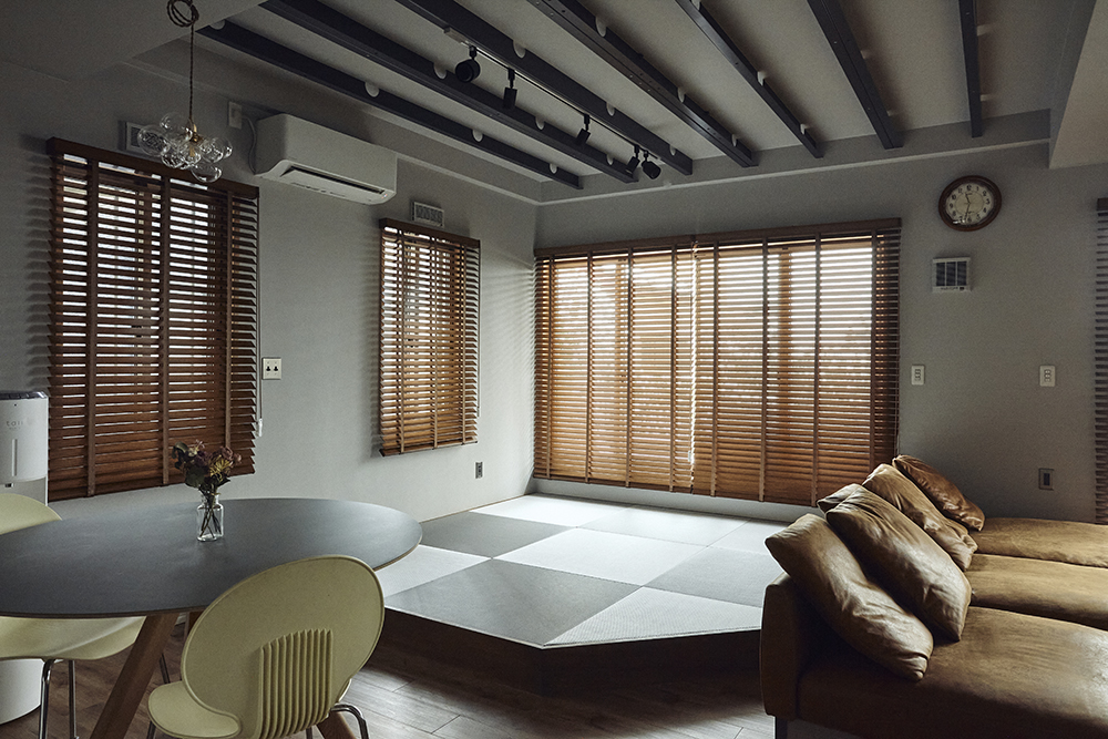 キッチン前の壁をなくしたことで、リビングや庭まで見渡せるようになった点がとても気に入っています。