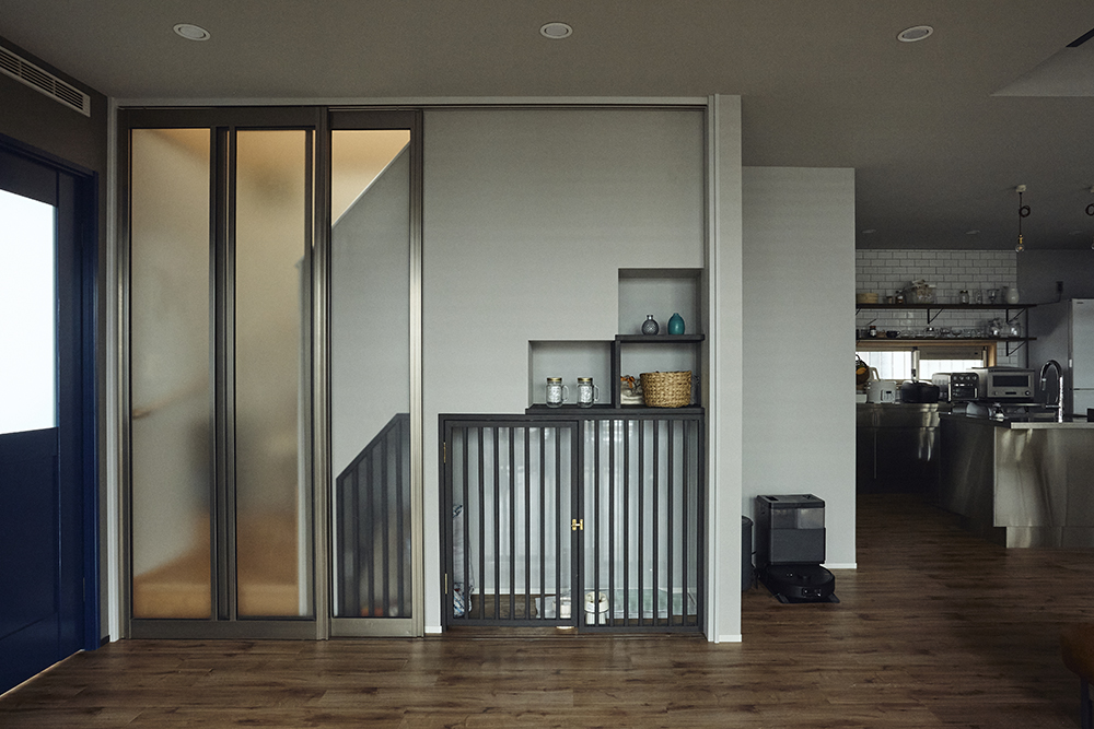 キッチン前の壁をなくしたことで、リビングや庭まで見渡せるようになった点がとても気に入っています。