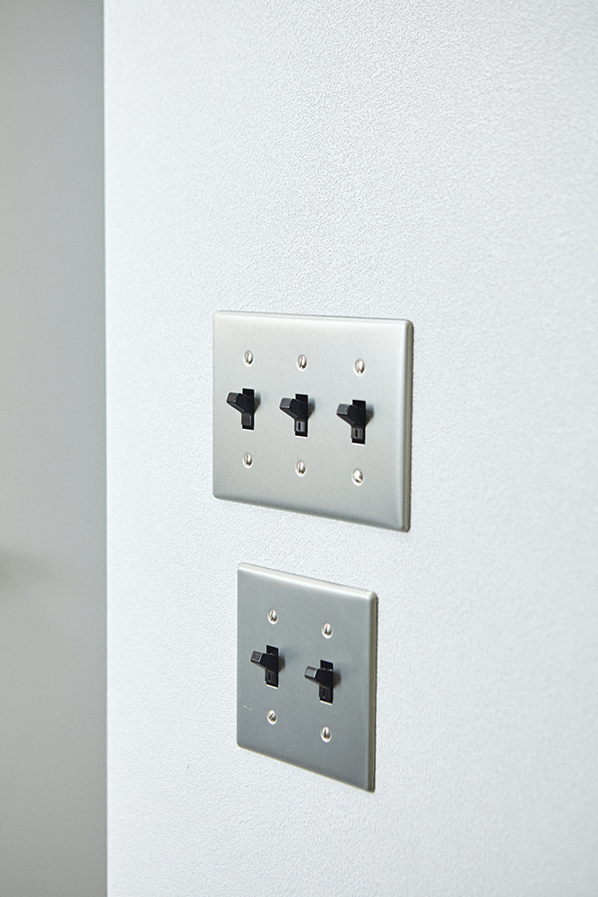 ステンレスと木の素材感が映える、愛犬と心地よく暮らすインダストリアルリノベ