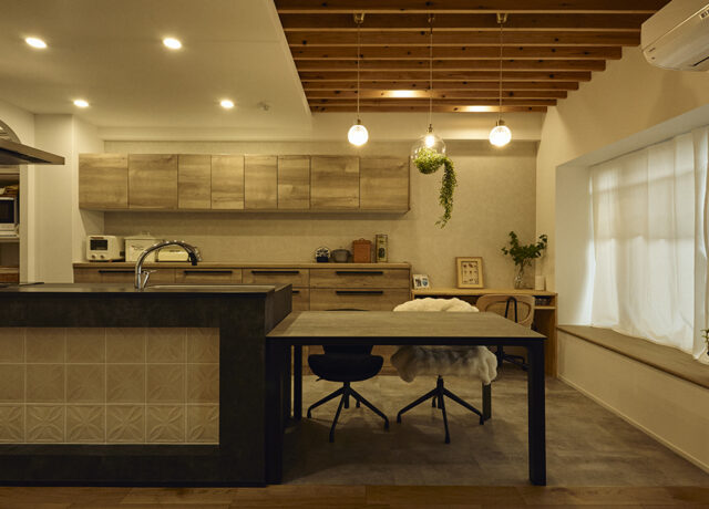 黒で締めたキッチンと木の温もり、回遊動線で整う暮らしを叶えた住まい｜東京都