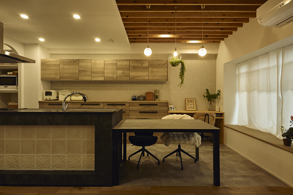 黒で締めたキッチンと木の温もり、回遊動線で整う暮らしを叶えた住まい｜東京都