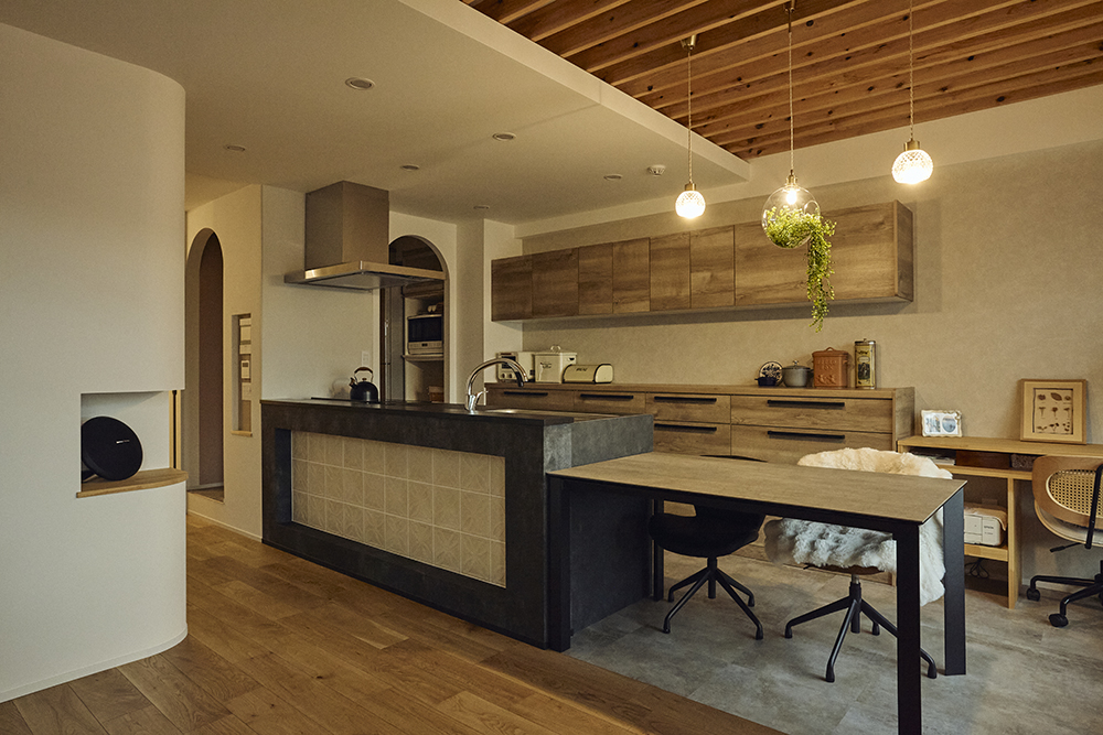 黒で締めたキッチンと木の温もり、回遊動線で整う暮らしを叶えた住まい｜東京都