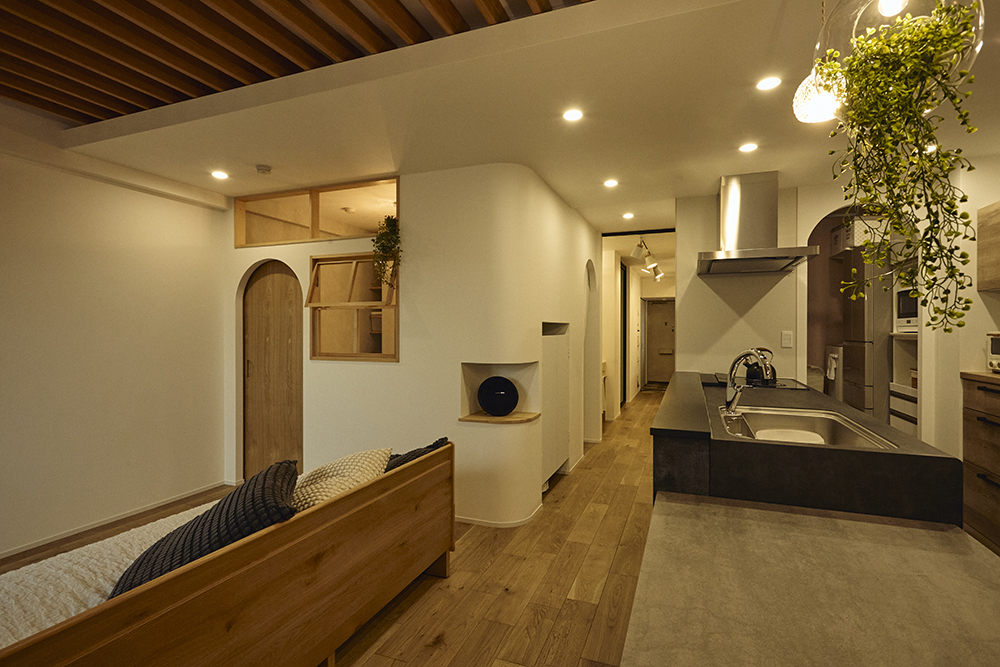 黒で締めたキッチンと木の温もり、回遊動線で整う暮らしを叶えた住まい｜東京都