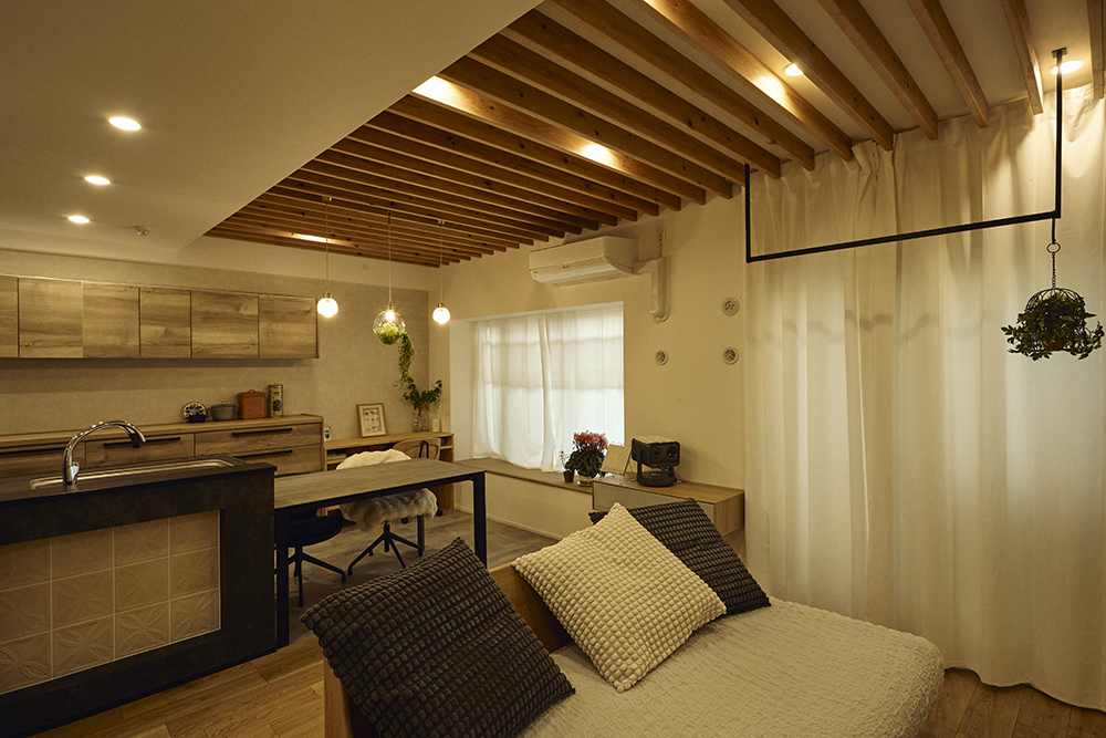 黒で締めたキッチンと木の温もり、回遊動線で整う暮らしを叶えた住まい｜東京都