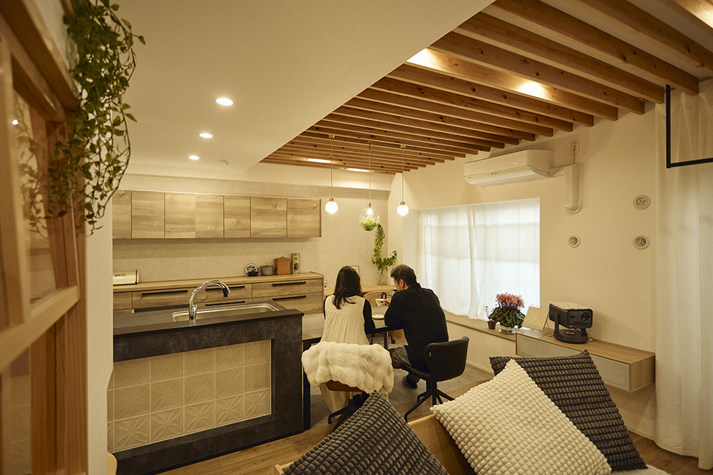 黒で締めたキッチンと木の温もり、回遊動線で整う暮らしを叶えた住まい｜東京都