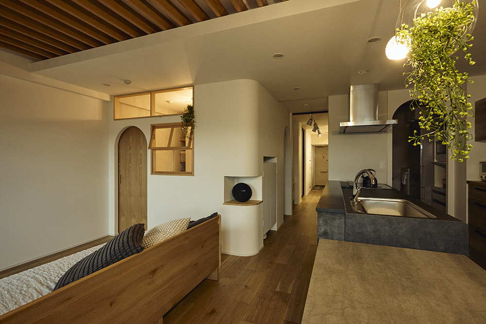 黒で締めたキッチンと木の温もり、回遊動線で整う暮らしを叶えた住まい｜東京都