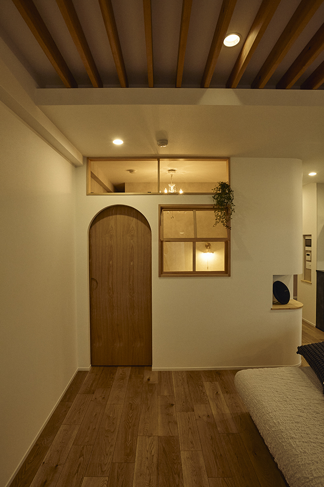 黒で締めたキッチンと木の温もり、回遊動線で整う暮らしを叶えた住まい｜東京都