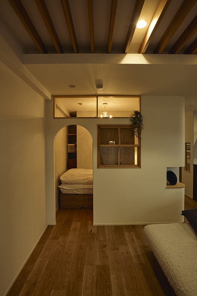 黒で締めたキッチンと木の温もり、回遊動線で整う暮らしを叶えた住まい｜東京都