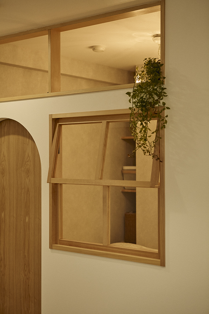 黒で締めたキッチンと木の温もり、回遊動線で整う暮らしを叶えた住まい｜東京都