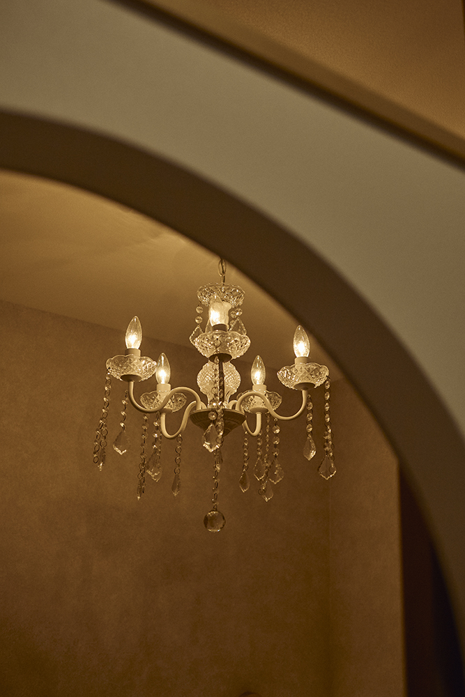 黒で締めたキッチンと木の温もり、回遊動線で整う暮らしを叶えた住まい｜東京都