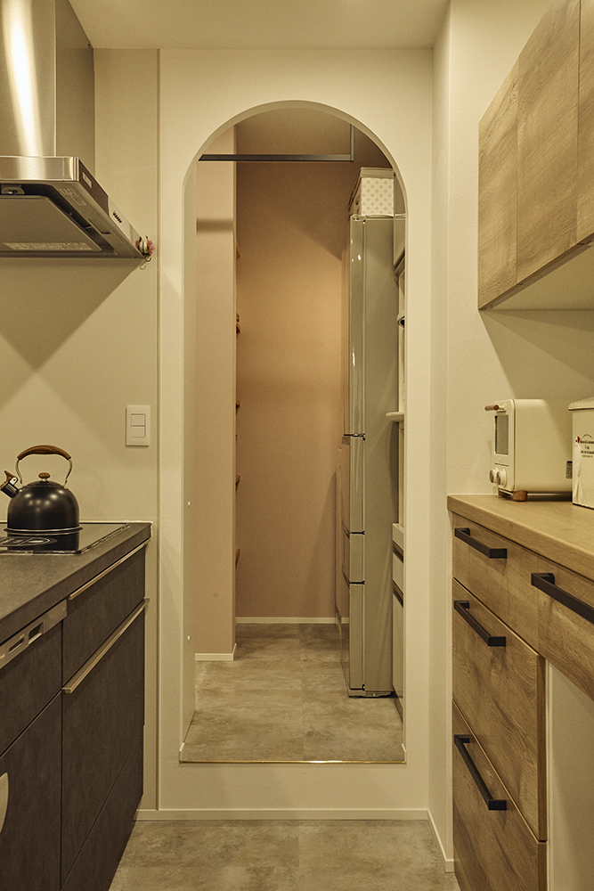 黒で締めたキッチンと木の温もり、回遊動線で整う暮らしを叶えた住まい｜東京都