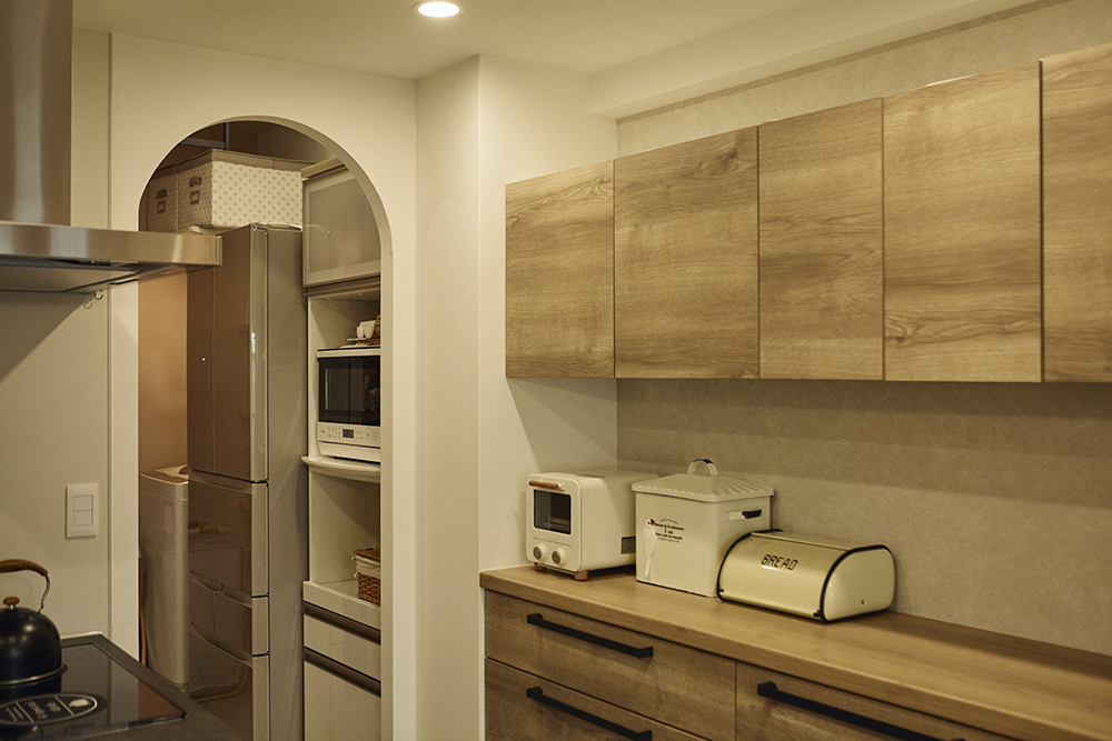 黒で締めたキッチンと木の温もり、回遊動線で整う暮らしを叶えた住まい｜東京都