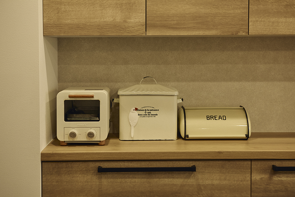 黒で締めたキッチンと木の温もり、回遊動線で整う暮らしを叶えた住まい｜東京都