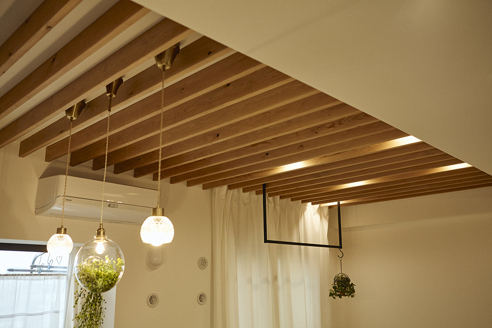 黒で締めたキッチンと木の温もり、回遊動線で整う暮らしを叶えた住まい｜東京都