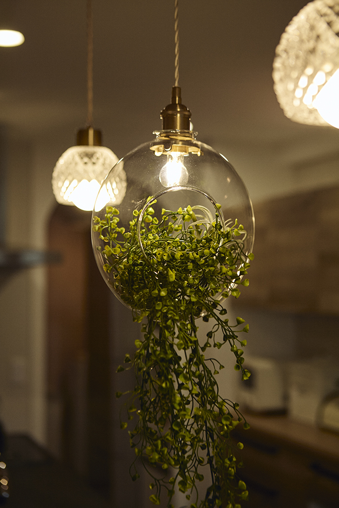 黒で締めたキッチンと木の温もり、回遊動線で整う暮らしを叶えた住まい｜東京都