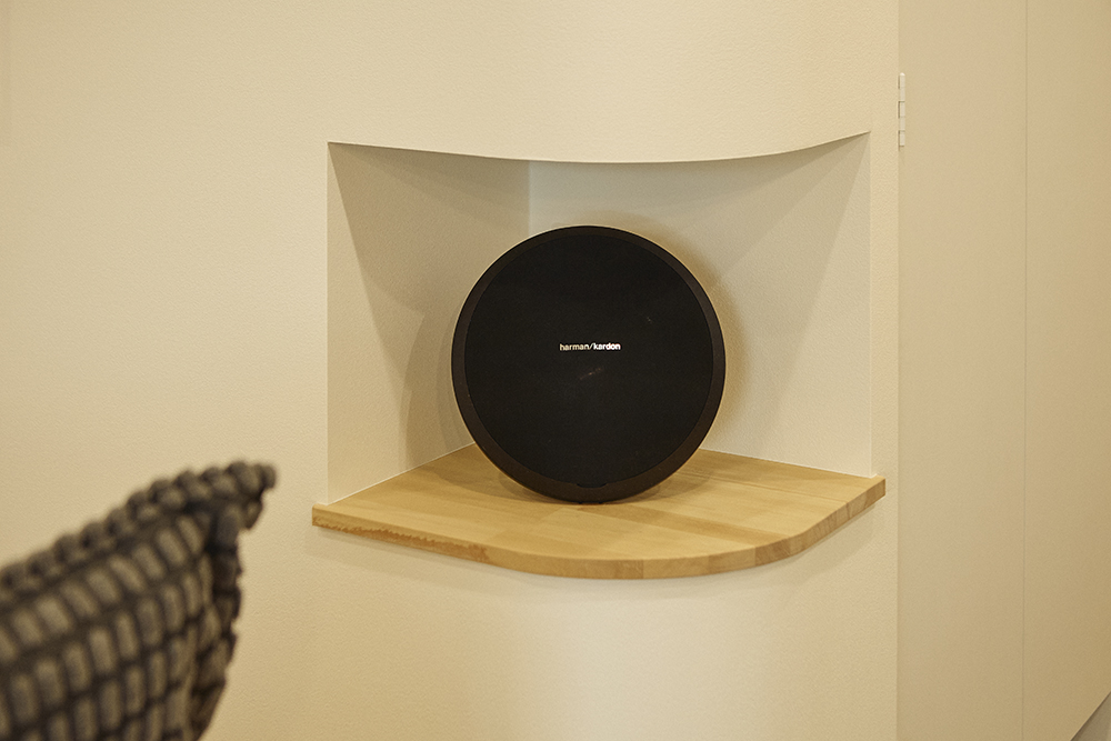 黒で締めたキッチンと木の温もり、回遊動線で整う暮らしを叶えた住まい｜東京都