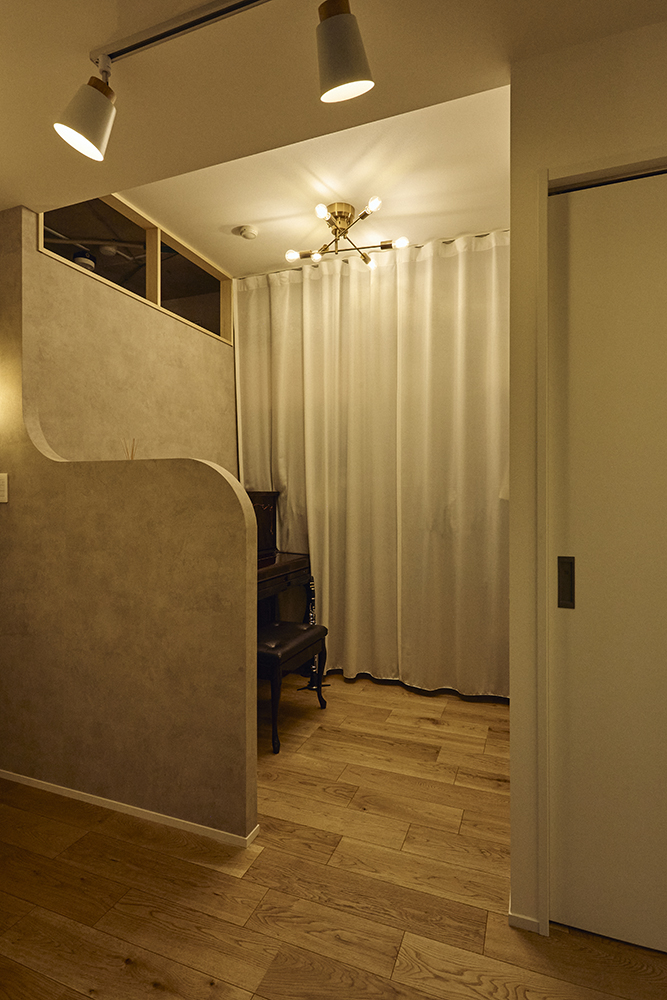 黒で締めたキッチンと木の温もり、回遊動線で整う暮らしを叶えた住まい｜東京都