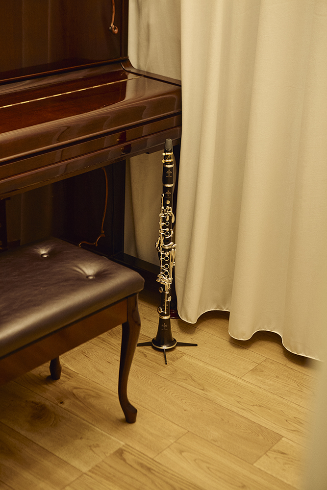 黒で締めたキッチンと木の温もり、回遊動線で整う暮らしを叶えた住まい｜東京都