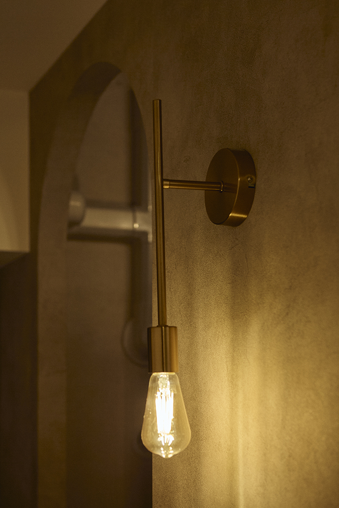 黒で締めたキッチンと木の温もり、回遊動線で整う暮らしを叶えた住まい｜東京都