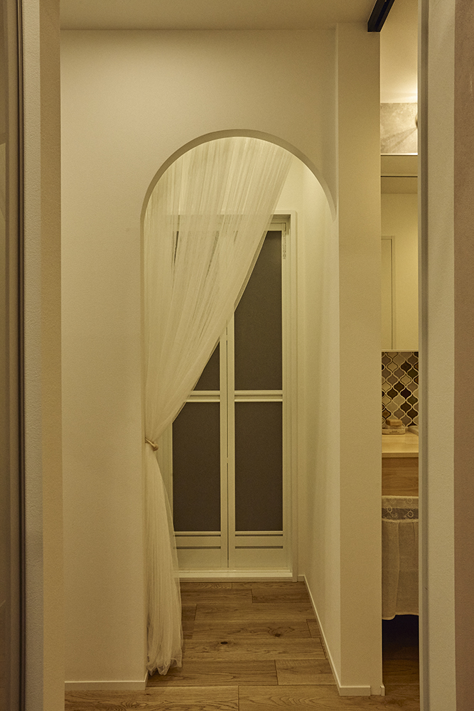 黒で締めたキッチンと木の温もり、回遊動線で整う暮らしを叶えた住まい｜東京都