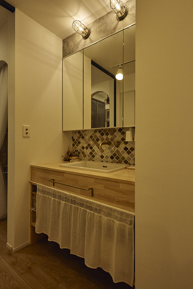 黒で締めたキッチンと木の温もり、回遊動線で整う暮らしを叶えた住まい｜東京都