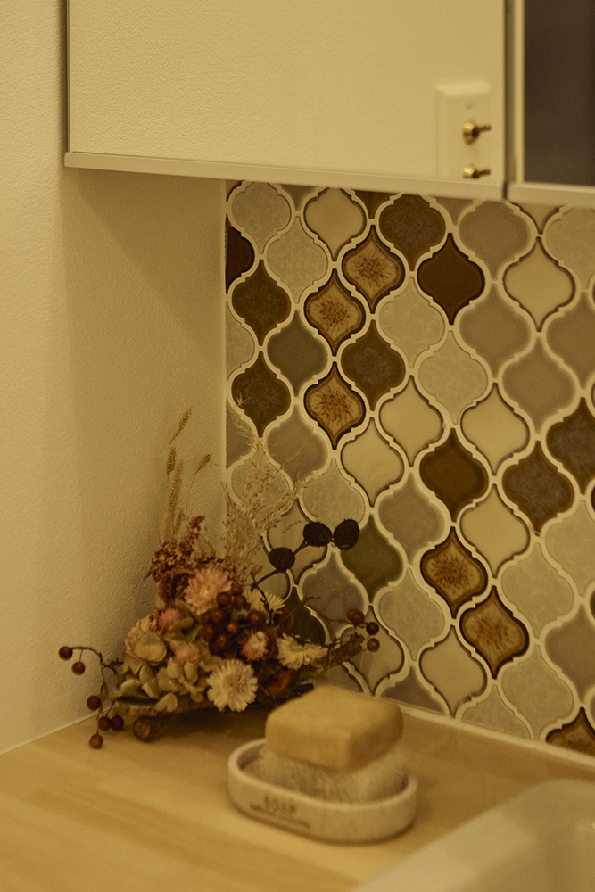 黒で締めたキッチンと木の温もり、回遊動線で整う暮らしを叶えた住まい｜東京都