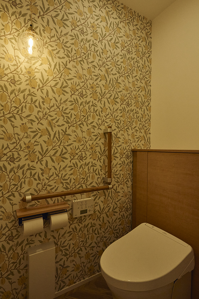 黒で締めたキッチンと木の温もり、回遊動線で整う暮らしを叶えた住まい｜東京都