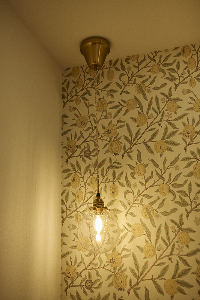 黒で締めたキッチンと木の温もり、回遊動線で整う暮らしを叶えた住まい｜東京都