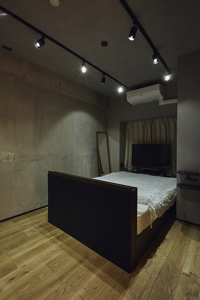 黒で締めたキッチンと木の温もり、回遊動線で整う暮らしを叶えた住まい｜東京都