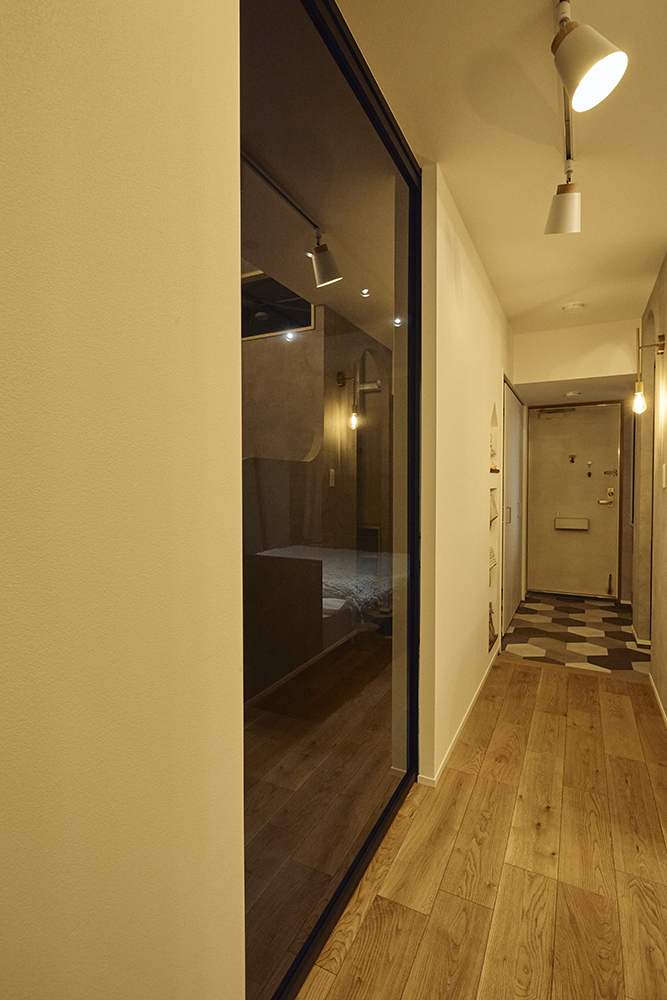 黒で締めたキッチンと木の温もり、回遊動線で整う暮らしを叶えた住まい｜東京都