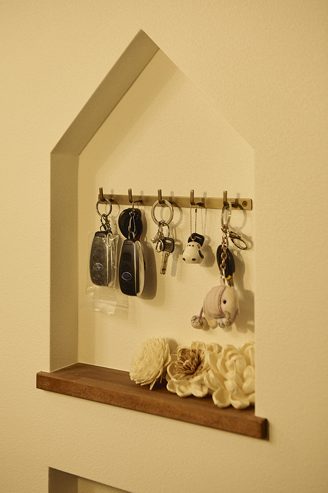 黒で締めたキッチンと木の温もり、回遊動線で整う暮らしを叶えた住まい｜東京都