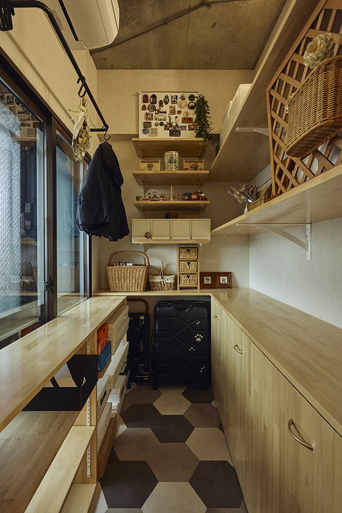 黒で締めたキッチンと木の温もり、回遊動線で整う暮らしを叶えた住まい｜東京都