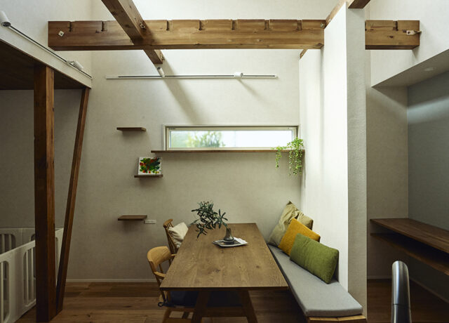 ダイニングからは吹き抜けの窓が見え、自然光の中でゆっくり過ごす時間がとても心地いいです。